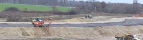 Realizowany jest także nasyp zapory z gruntu sypkiego w km 5+000 7+175 (fot. 5), oraz pryzma drenażowa w km 5+000 6+300. Odbywał się także montaż aparatury kontrolno-pomiarowej na czas budowy. Fot 5.