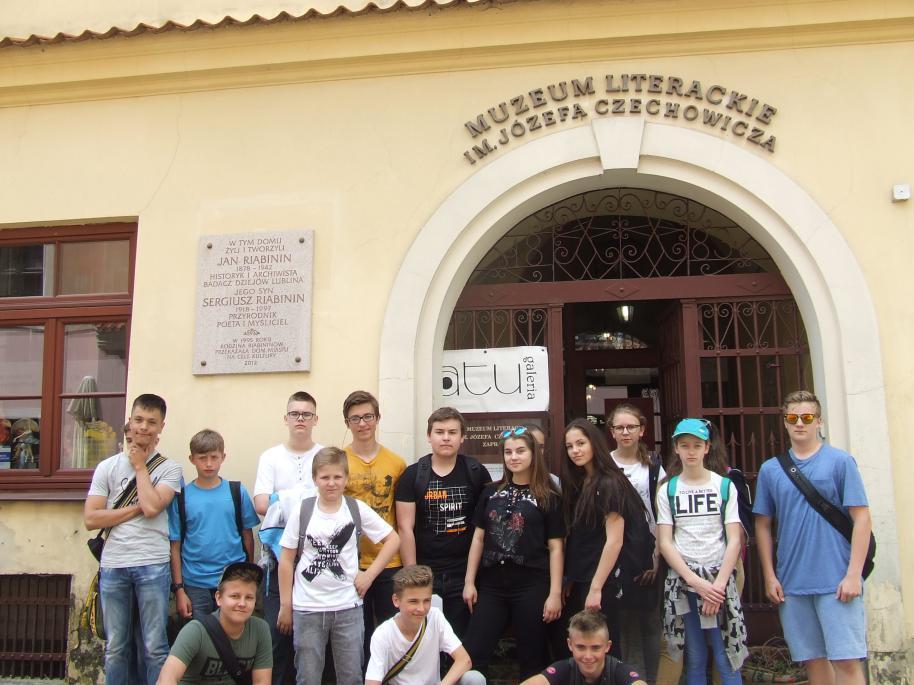 Rynek W świetle zielonkawem gazowej latarni przysiadł na łapach Lew w rogu Złotej ulicy; słucha z uwagą o czem gwarnie rajcują sąsiadki wiecownice: o chwale dawnych czasów, pokoju i wojnie.