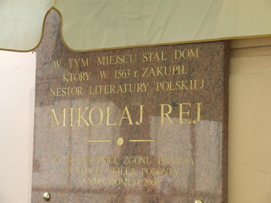 Krakowskie Przedmieście 8 znajduje się wmurowana w 2009 roku tablica upamiętniająca Mikołaja Reja, która informuje, że w tym miejscu stał dom,
