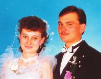 szczêœcia, radoœci i spokoju w drodze do nastêpnych rocznic sk³adaj¹: siostra Maria z rodzin¹.