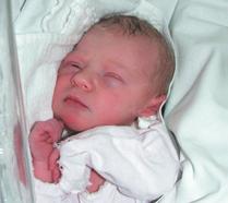 Moja mama Natalia urodzi³a mnie 20 kwietnia o godzinie 10.50. Wa ê 3060 g, a mierzê 53 cm. W domu czeka na mnie tata Szymon. Mieszkamy w Trzecianowie.