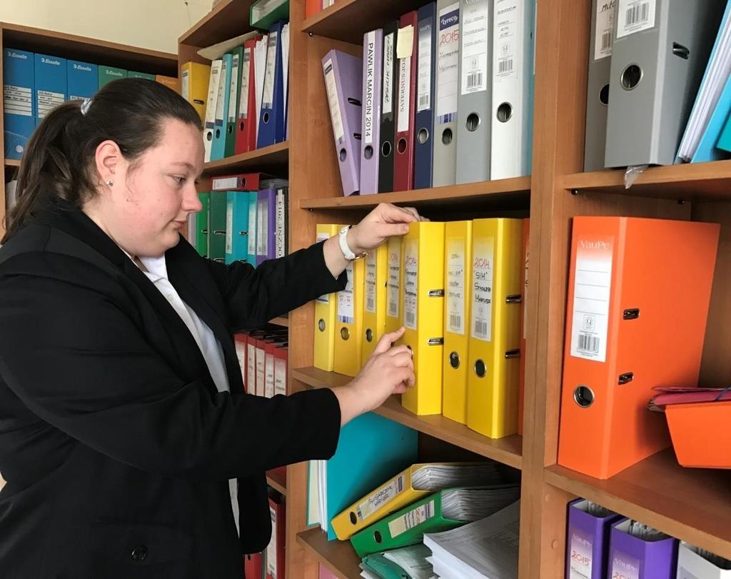 dokonywanie kontroli wstępnej dowodów księgowych, odczytywanie zdarzeń gospodarczych z dowodów księgowych,