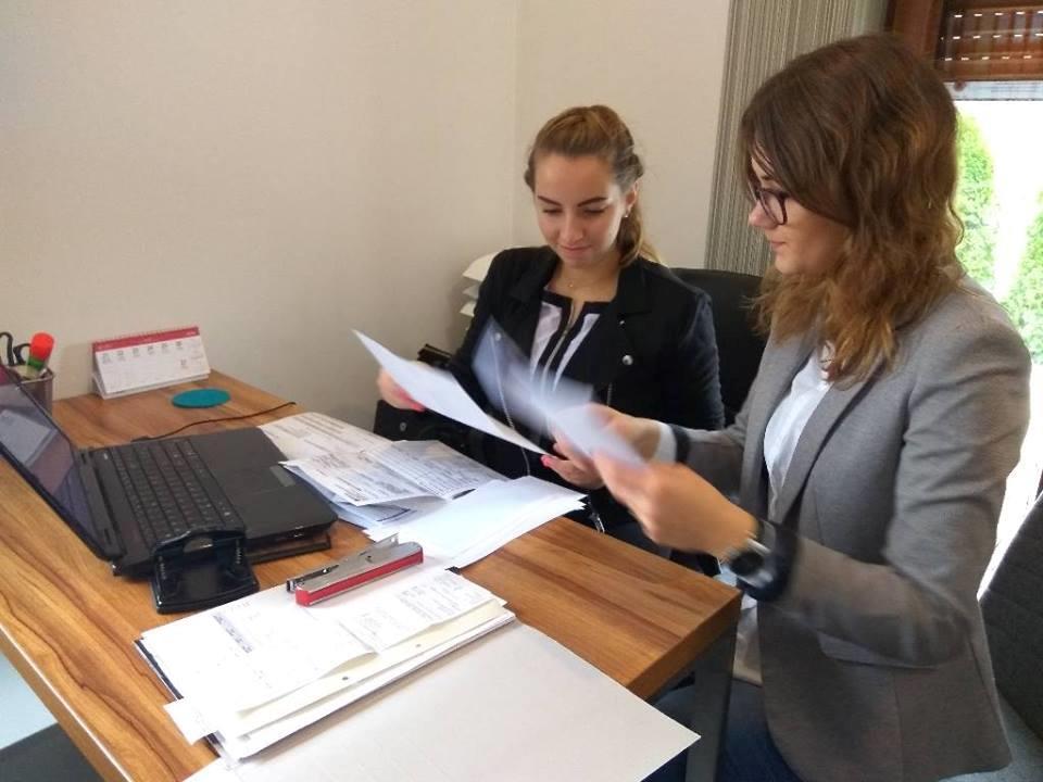W czasie praktyk zapoznajemy się z zasadami w pracy, w tym również higieny i bezpieczeństwa, które muszą być przestrzegane w każdym zakładzie pracy.