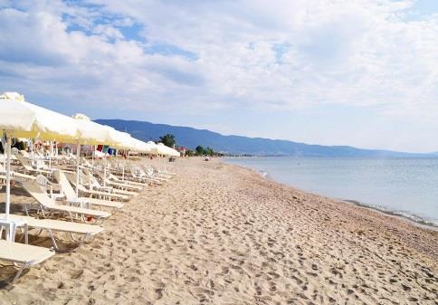 Przyjazd do Paralii w godzinach porannych, odpoczynek po podróży na plaży. to miasto w prefekturze Pieria, w krainie Środkowa Macedonia w Grecji nad Morzem Egejskim.