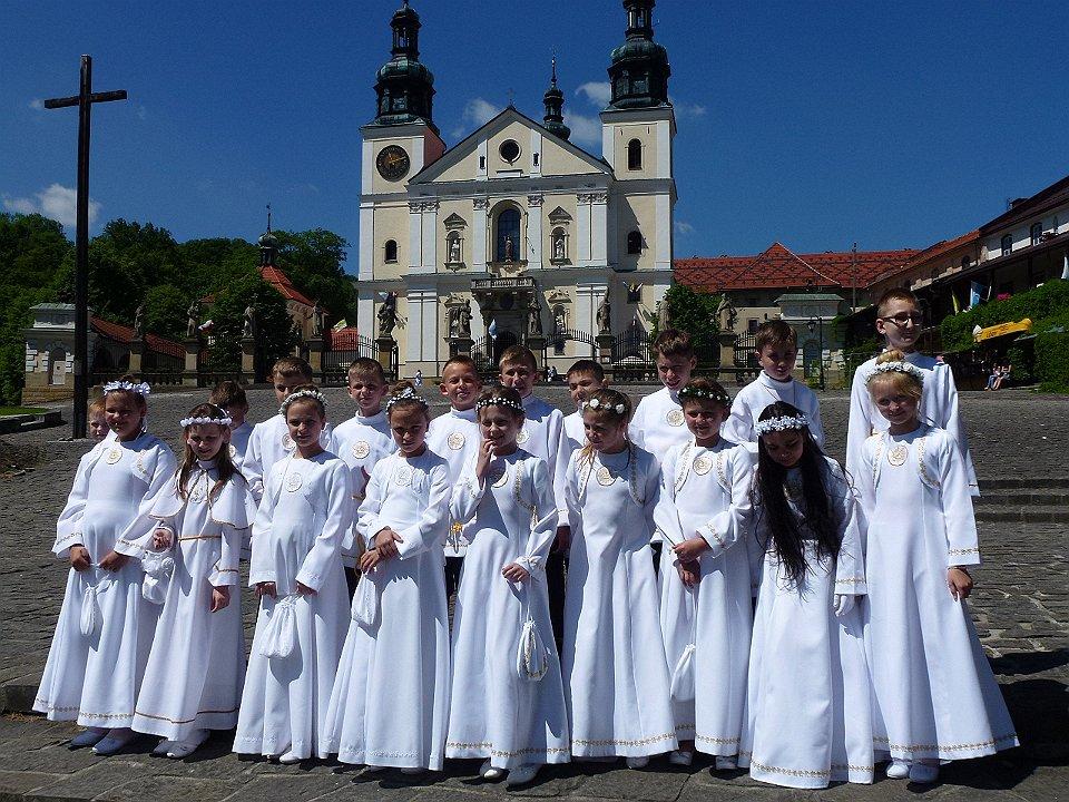 Dzień w 1 Młodzieżową plastycznych zainteresowaniem czerwca Chełmku Dziecka uczniowie iradą zręcznościowych. z Młodzieżową cieszyły Miejską klasy się w Chełmku.