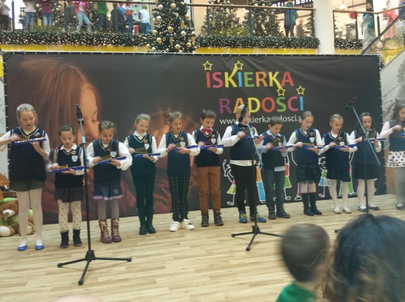 Rodzice i uczniowie naszej szkoły licznie przybyli by podziwiać swoje pociechy i wziąć udział w licytacjach.