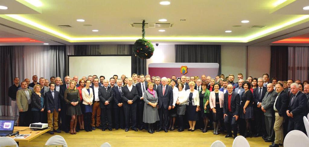 Współpraca z przedsiębiorcami DLA FiRM Uczestnicy VI Forum Gospodarczego gminy Wiązowna Na terenie gminy działa ponad 1600 firm, które są prowadzone przez osoby fizyczne, oraz około 150 spółek