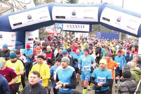 Półmaratonu Wiązowskiego Kenii z czasem 1:03:26, a pierwszy Polak, Szymon KULKA, był w tym roku trzeci z czasem 1:03:39.