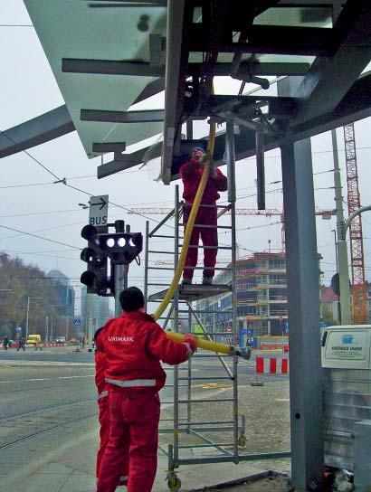 powietrze w celu łatwiejszej impregnacji. Następnie wlewa się do rękawa odpowiednią porcję żywicy epoksydowej.