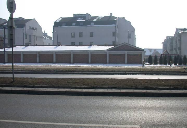 inne budynki przedstawiono na fot. 11. Ten sposób zabezpieczenia przed nadmiernym hałasem powinien zostać przewidziany i zaprojektowany na etapie planowania obszaru zabudowy mieszkaniowej.