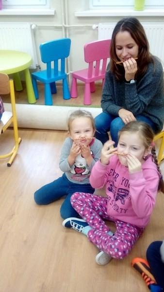 ukazujących, jak w warunkach domowych można ćwiczyć prawidłową wymowę dziecka.