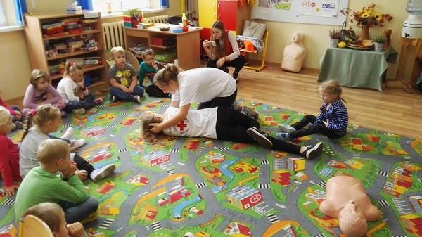 Już od samego rana na dzieci czekało wiele niespodzianek przygotowanych przez wychowawców: zabawy z chustą animacyjną, śpiew, zabawy przy muzyce i inne.