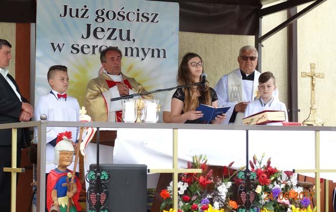 5 Jubileusz OSP w Długołęce cd. ze str. 1 wciągnięciem flagi państwowej na maszt, wójt Piotr Czyżyk jako gospodarz w swym okolicznościowym wystąpieniu powitał wszystkich zebranych na tej uroczystości.