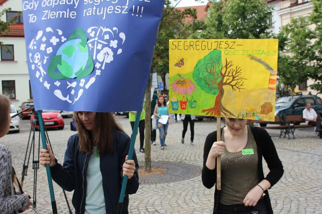 Dzieci i młodzież przebrana w ekologiczne stroje z