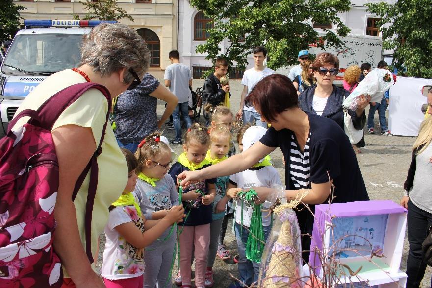 szkolnych, - w trakcie imprez i akcji specjalnych organizowanych przez samorządy