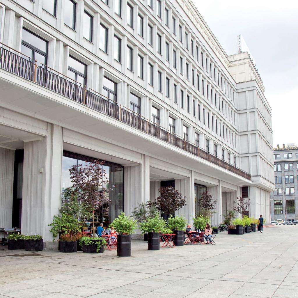 PLAC DE GAULLE A Ścisłe centrum Warszawy, otwarta przestrzeń z widokiem na Aleje Jerozolimskie i Muzeum Narodowe.