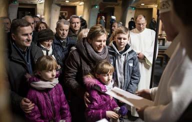 I szybko zdecydowała, że chce dołożyć swoją cegiełkę do tego dzieła. Wraz z 270 innymi Darczyńcami odebrała indywidualne podziękowanie za wspieranie budowy z rąk kard. Kazimierza Nycza.