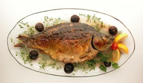 Karp nadziewany kapustą 1 karp ok. 2kg 400 g kiszonej kapusty 200 g świeżych prawdziwków 1 cebula 3łyżeczki masła 1łyżeczka oleju Mielony kminek Sól Rybę umyć, osączyć i natrzeć solą.