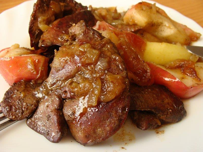 Wątróbka z cebulą i jabłkami Pół kilograma wątroby z drobiu Duże czerwone jabłko 2 duże cebule 2 łyżki oleju Łyżka pszennej mąki Potrawę zaczynamy od obrania i pokrojenia na dosyć grube plastry