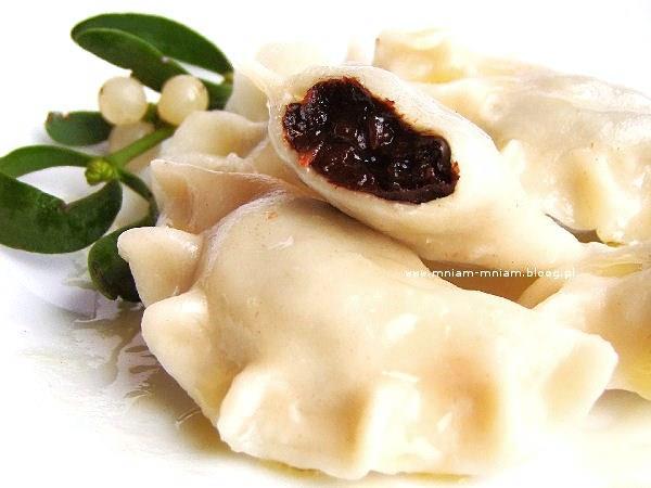 Pierożki z faszerowanymi śliwkami 500 g wypestkowanych suszonych śliwek Garść orzechów laskowych Ok. 2 łyżeczki miodu Suszone śliwki moczyć co najmniej 3 godz. Przygotować ciasto.