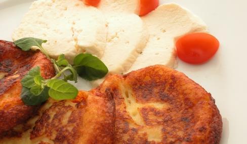 moskole 1 kg ziemniaków 1 szklanka maślanki lub kwaśnego mleka ½ kg mąki Ziemniaki ugotować w mundurkach, obrać, zmielić, dodać mąkę, maślankę i sól, wyrobić na