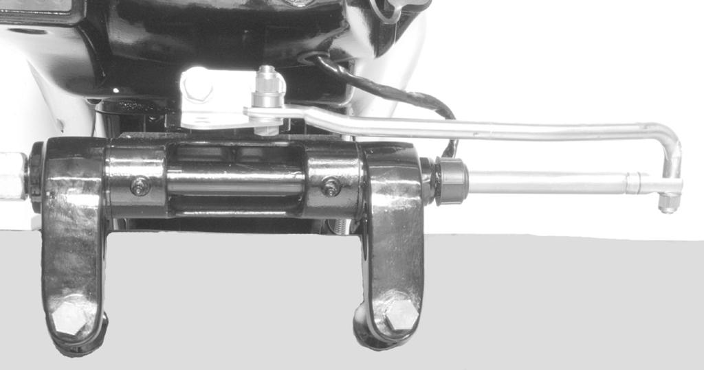 KONSERWACJA Złączk do smrowni linki steru (jeśli jest n wyposżeniu) obrócić ster, by cłkowicie wycofć koniec linki do rurki odchyłu silnik. Nsmrowć przez złączkę.