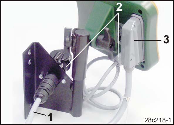 Uruchamianie 2. Kabel prądowy (Rys. 18/1) włożyć w konsolę i podłączyć do gniazdka 12 V w ciągniku. 3. Konsolę i terminal połączyć kablem prądowym (Rys. 18/2). 4.