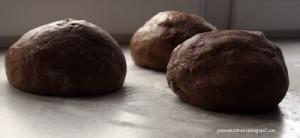 2. Powierzchnie każdego upieczonego (schłodzonego) placka, przekrawamy poziomo nożem.