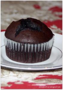 Składniki (18 cupcakes): 170 gram masła (o temperaturze pokojowej), 2/3 szklanki cukru trzcinowego, 2/3 szklanki cukru kryształ (ja użyłam Stevia), 2 duże jajka (o temperaturze pokojowej), 2 łyżeczki