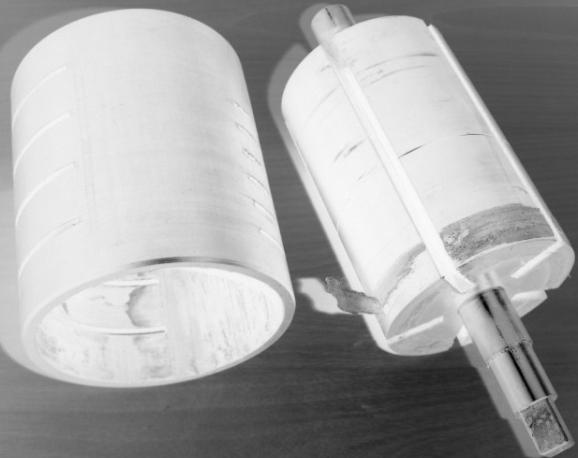 Uszkodzenia tulei cylindra wykonanej z materiału I [3] Rys.9. Uszkodzona tuleja cylindra oraz wirnik oklejony materiałem z tulei [3] Mimo uszkodze tulei cylindra, wirnik silnika nie został uszkodzony.