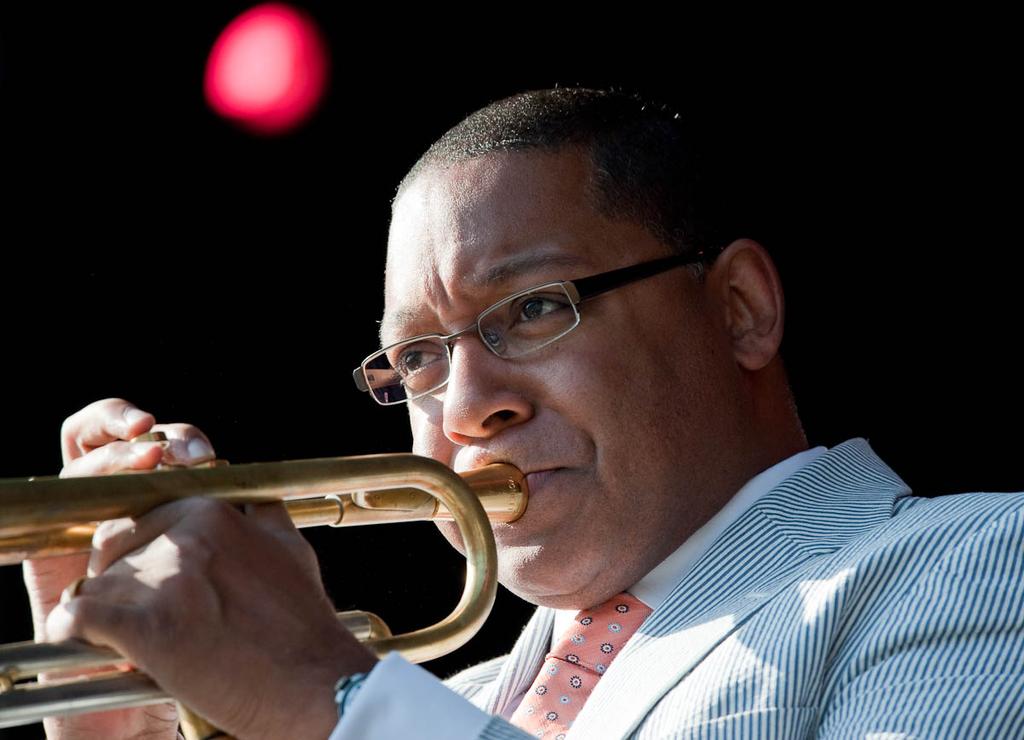 Wynton Marsalis, podobnie jak choćby Keith Jarret, nie ucieka od wykonawstwa muzyki klasycznej.