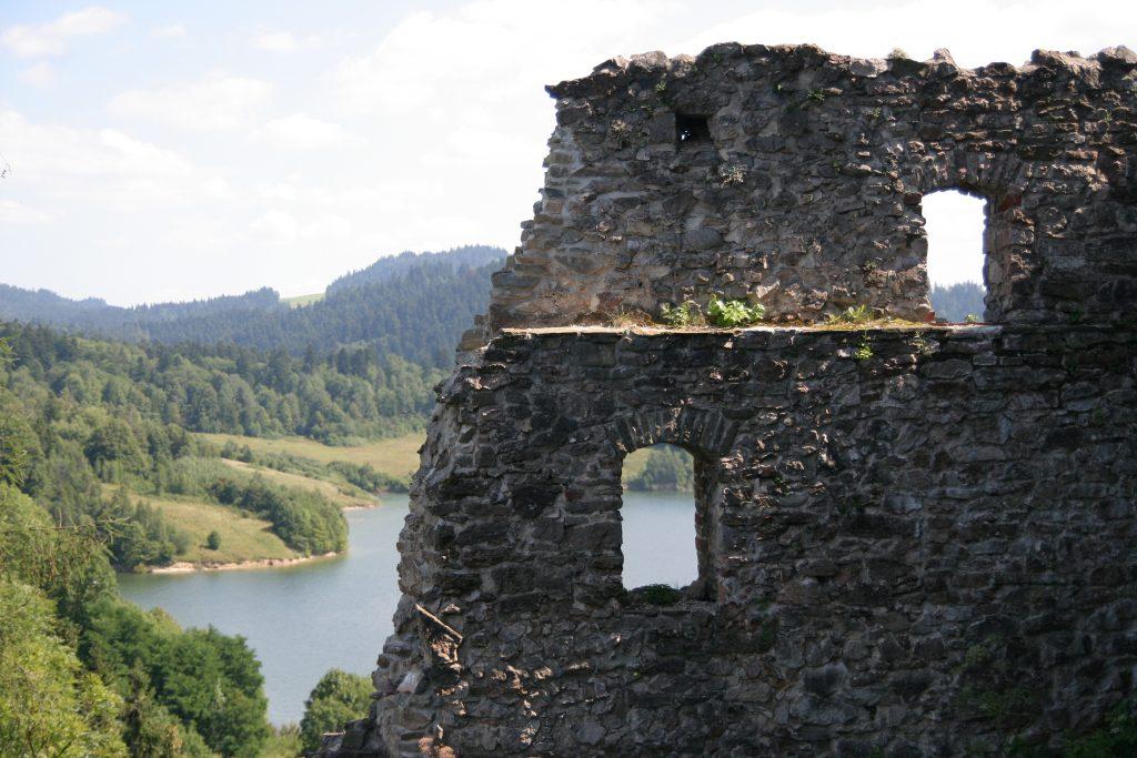Ruiny zamku składają się z trzech części.