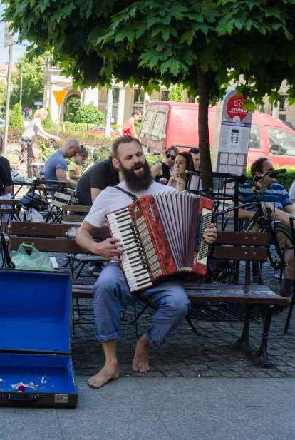 Hipsterskie wakacje / Retożsamość Globalizacja wiąże się ze standaryzacją, ujednoliceniem i uniwersalizacją - wszystko jest coraz bardziej do siebie podobne.