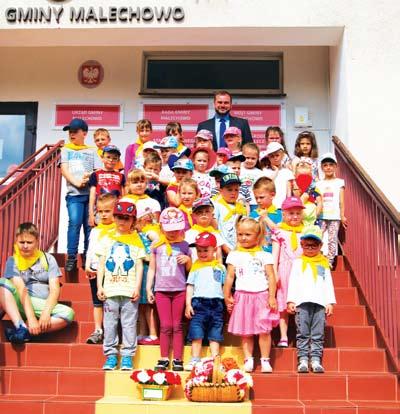 14 szkolne sprawy www.malechowo.pl Malechowo Niecodzienna wizyta w urzędzie Pewnego czerwcowego dnia malechowski urząd tętnił życiem, a to za sprawą przedszkolaków z Malechowa.