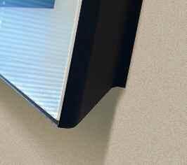 Odporny na zachlapania wg normy IP 66 Montaż na powierzchni ściany jedynie 50mm głębokości Bezramowa konstrukcja Design Szklane wykończenie dostępne w kolorach Czarny Polarna biel Lustro Dostępny w