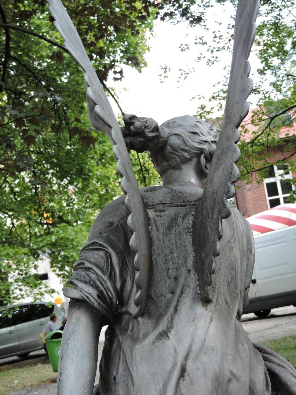 Fot. 12. Wiktoria rzucają wieniec widok szczegółowy z tyłu, stan zachowania z sierpnia 2015 r.