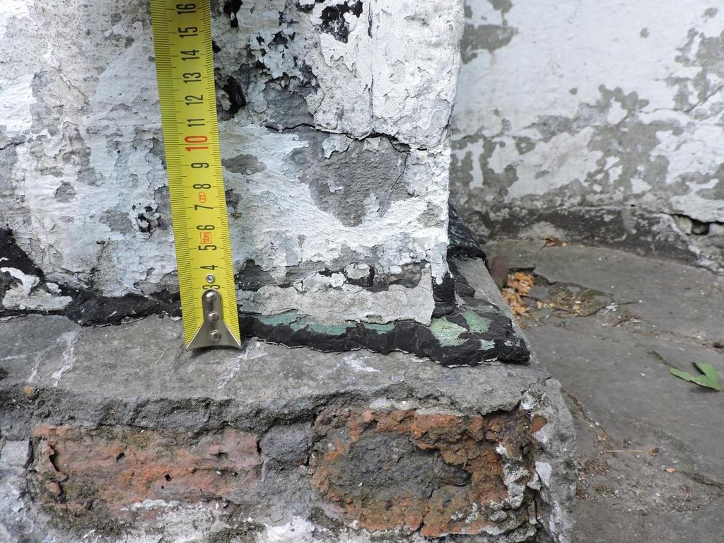 Fot. 22 Wiktoria rzucają wieniec widok grubej warstwy bitumu na cokole postumentu,