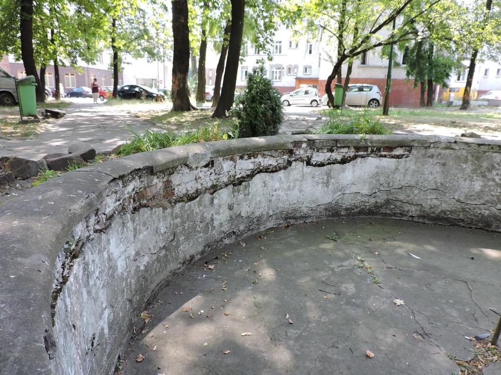 Fot. 24 Wiktoria rzucają wieniec widok wymurowanego z cegły i otynkowanego