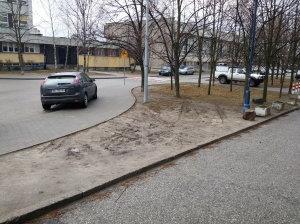 Na koniec prośba pieszych chodzących chodnikiem przy