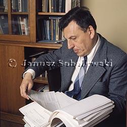 Funkcj t pełnił w niełatwych czasach od 1985 do chwili mierci (1989).