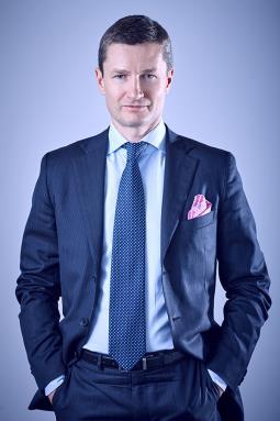 Tadeusz Wesołowski Przewodniczący Rady 3 078 0,05% 3 078 0,05% Nadzorczej Tomasz Binkiewicz Członek Rady Nadzorczej 70 000 1,13% 70 000 1,13% Grzegorz Pielak Członek Rady Nadzorczej 123 077 2,00% 123