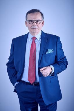 DR INŻ. HENRYK JAREMEK WICEPREZES ZARZĄDU Wybitny chemik specjalizujący się w przemysłowym otrzymywaniu polimerów wielkocząsteczkowych.