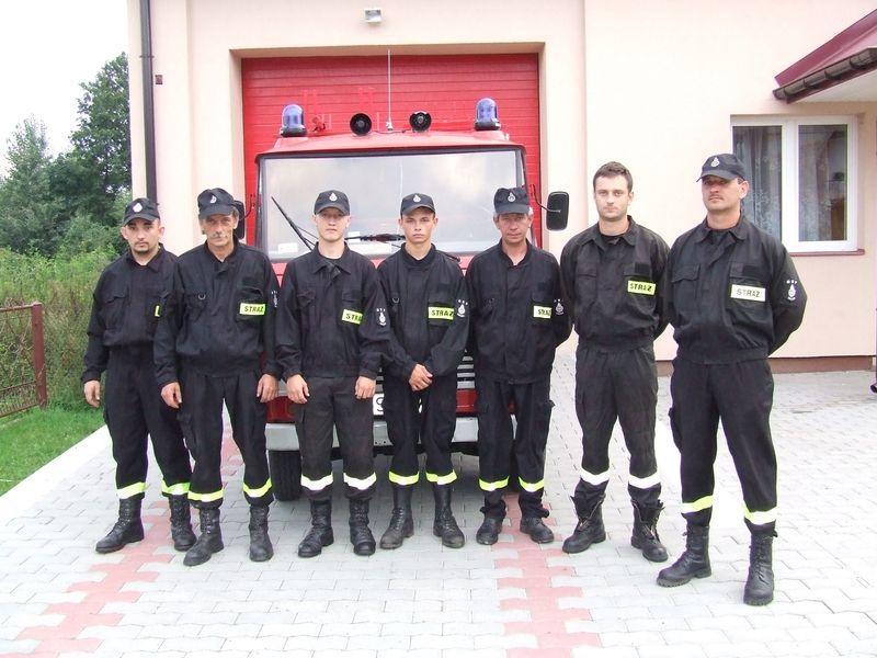 Druhowie z OSP Tuklęcz od lewej: Krzysztof Jastrząb, Andrzej Kruk, Kamil Gierszyński, Kamil Karbowniczek, Andrzej Cepil, Łukasz Kruk, Arkadiusz Wróblewski W kwietniu 1964r.