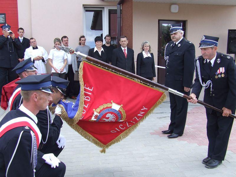 Przekazanie sztandaru jednostce podczas uroczystości otwarcia w dniu 08.07.2007r. Dnia 3 lipca 1983r.