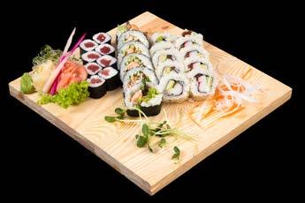 ZESTAWY 3 ZESTAW 3 (20 SZT.) Uramaki z łososiem w avocado (5 szt.