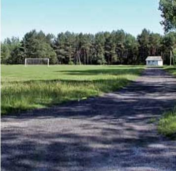 Zdjęcie 1 Stadion gminny w Komarówce Podlaskiej Źródło: Urząd Gminy Komarówka Podlaska działki nr 246 i 247, będące własnością parafii; zespół kościoła parafialnego pw.