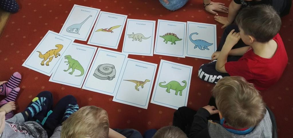 W dniu 27 lutego obchodziliśmy w naszej grupie Dzień Dinozaura. Dzieci przyniosły różne przedmioty związane z tematem: figurki dinozaurów, pluszaki, książeczki edukacyjne, puzzle.
