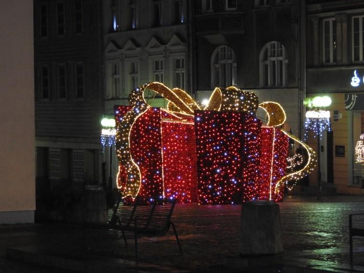 na Stary Mieście pozostały ozdoby świetlne.