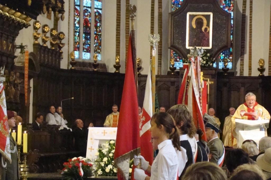 Tematem wiodącym pracy Zuzanny Pragacz było odniesienie się do zagadnień współczesnego pojmowania polskości, honoru, patriotyzmu przez młodzież w kontekście słów wypowiedzianych do przez Ojca św.