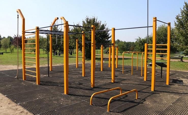 Zdjęcie, 26: Przykładowe urządzenie street workout park Źródło: opracowanie własne 4. Naturalny plac zabaw, o wymiarach min. 1000m 2.